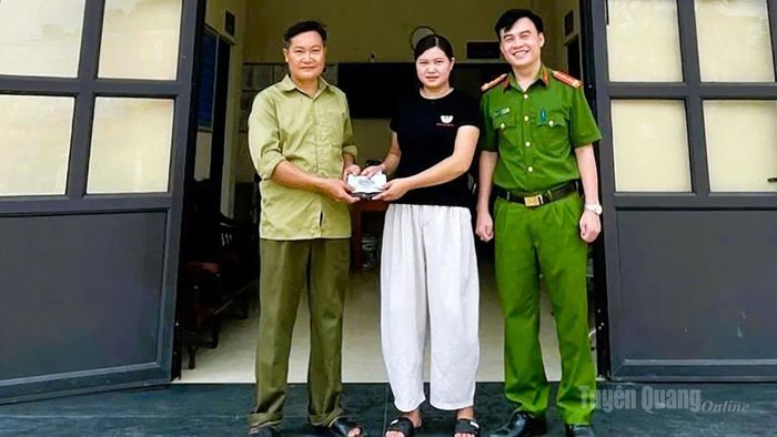 Chị Hò Thị Hiền trao trả lại tài sản cho người đánh rơi tại Công an xã Bằng Lang.