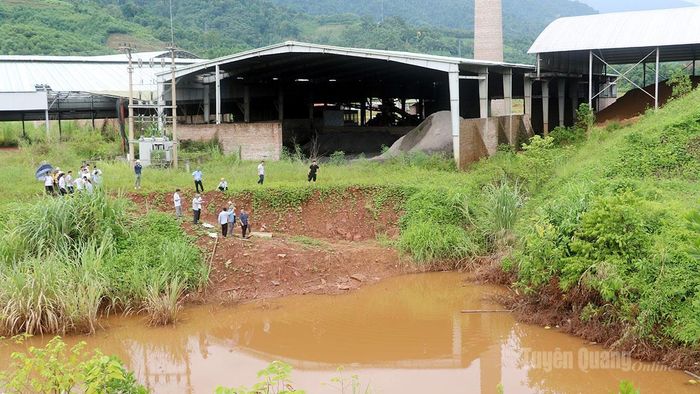 Đoàn kiểm tra khu vực cống thoát nước bị sập.
