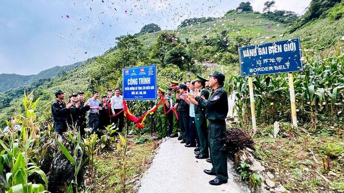 Các đại biểu cắt băng khánh thành giai đoạn 1 tuyến đường tuần tra biên giới đến cột mốc 307, 308, 309.