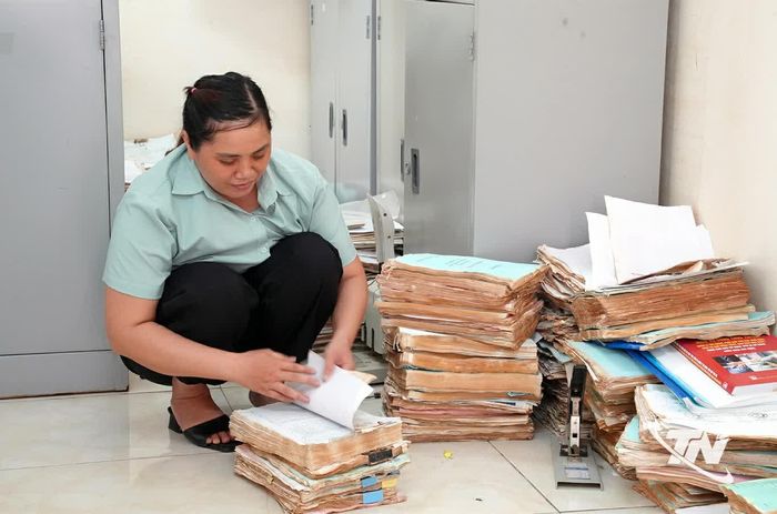 Nhiều hồ sơ, sổ sách của Trường Mầm non Kim Lư bị hư hỏng do trận lũ tháng 10-2025.