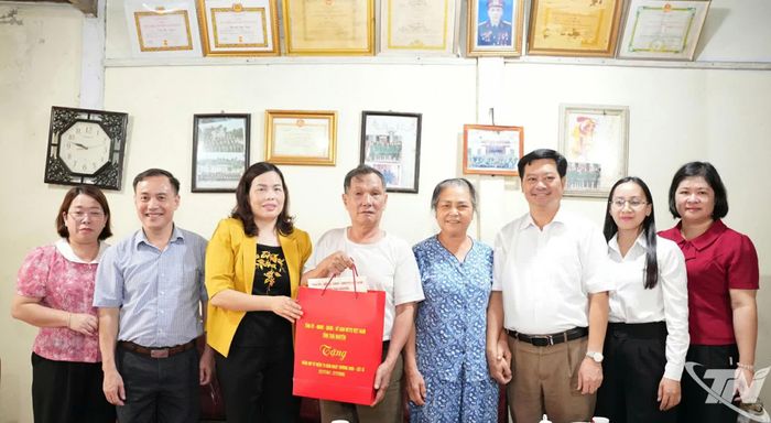 Đoàn công tác thăm, tặng quà ông Hoàng Đức Văn, bệnh binh.