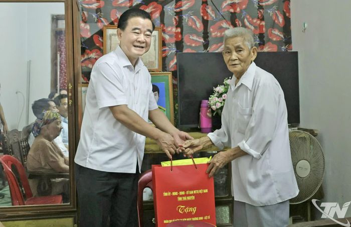 Đồng chí Phó Chủ tịch Thường trực HĐND tỉnh tặng quà ông Phạm Đình Chính, bố Liệt sĩ Phạm Quốc Khánh, trú tại xóm Bình Thuận, xã Đại Từ.
