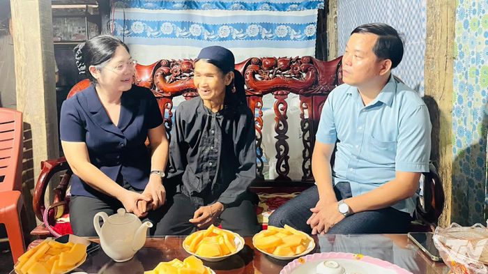 Đồng chí Hoàng Thu Trang ân cần hỏi thăm bà Nông Thị Đuổng, vợ liệt sĩ Lộc Trần Minh.
