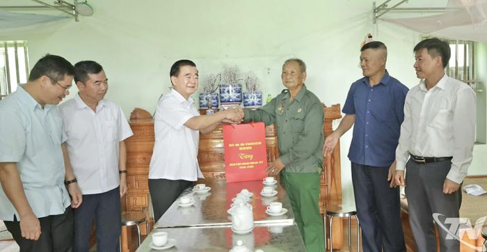 Đồng chí Phó Chủ tịch Thường trực HĐND tỉnh tặng quà thương binh, nạn nhân chất độc hóa học Ngô Văn Miễn, trú xóm Hòa Bình, xã Đại Từ.