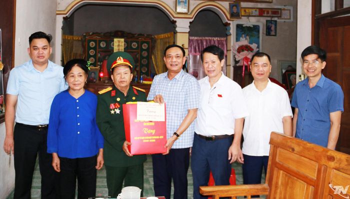 Đoàn công tác thăm, tặng quà gia đình ông Ma Chu Chinh, người hoạt động kháng chiến bị nhiễm chất độc hóa học.