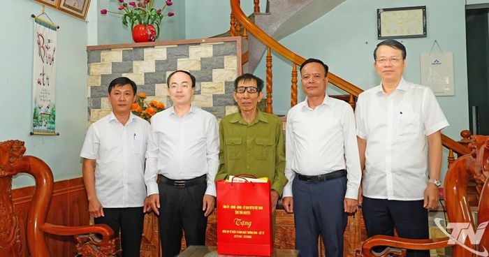 Đồng chí Phó Bí thư Thường trực Tỉnh ủy và các đại biểu thăm, tặng quà ông Nguyễn Văn Mạc (sinh năm 1947), thương binh, trú xóm Tân Lợi.