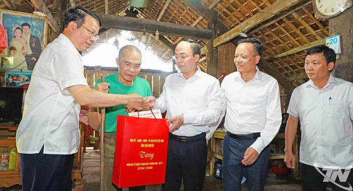 Các đồng chí lãnh đạo tỉnh tặng quà ông Lương Trung Đức (sinh năm 1948), người hoạt động kháng chiến bị nhiễm chất độc hóa học suy giảm khả năng lao động, trú tại xóm Khang Trung.