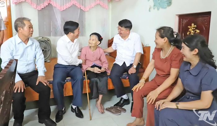Đồng chí Bùi Văn Lương và Đoàn công tác thăm hỏi, động viên bà Hoàng Thị Chính, mẹ Liệt sĩ Nguyễn Văn Quang.