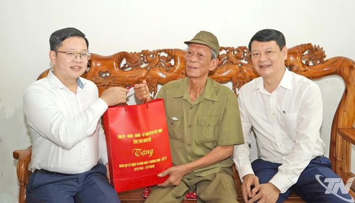 Đồng chí Đinh Quang Tuyên tặng quà thương binh Nguyễn Tiến Phong, tổ dân phố 3, phường Quyết Thắng.