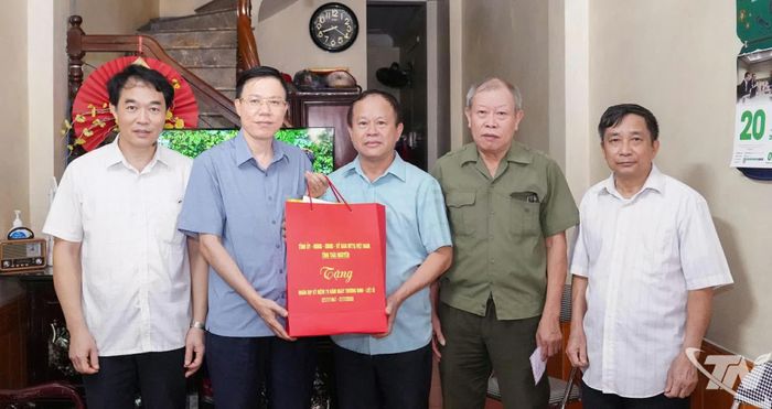 Đồng chí Dương Văn Tiến tặng quà ông Lê Văn Lược, thương binh, trú tổ 9, phường Quan Triều.