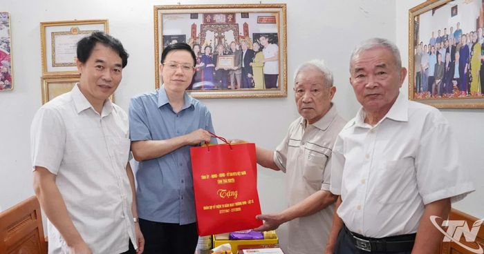 Đồng chí Dương Văn Tiến tặng quà ông Quản Văn Tại, cán bộ tiền khởi nghĩa, cư trú tại tổ 4, phường Quan Triều.