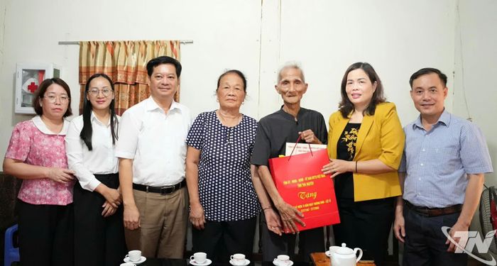 Đoàn công tác thăm, tặng quà ông Nông Văn Ngự, người hoạt động kháng chiến bị nhiễm chất độc hóa học.