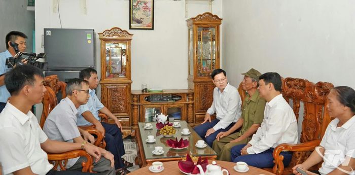 Đoàn công tác của tỉnh thăm thương binh Dương Văn Lân, tổ dân phố 11, phường Quyết Thắng.