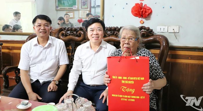 Đồng chí Bùi Văn Lương trao quà cho Bà Đỗ Thị Nụ, mẹ Liệt sĩ Đặng Tấn Bắc.