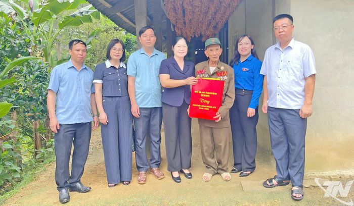 Đoàn công tác thăm hỏi, tặng quà thương binh Đinh Như Chẩm, thôn Vũ Muộn, xã Vĩnh Thông.