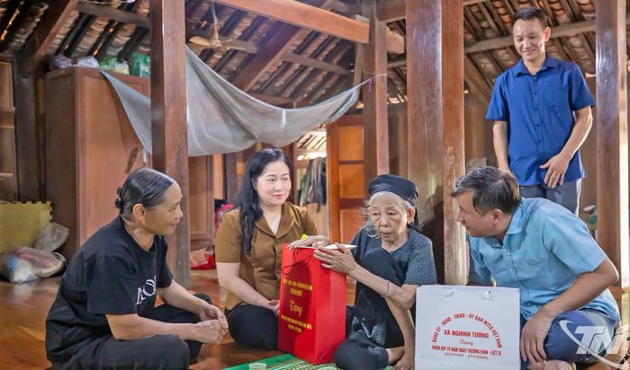 Đồng chí Trưởng Ban Tuyên giáo và Dân vận Tỉnh ủy tặng quà bà Hoàng Thị Oanh, vợ Liệt sĩ Nông Văn Xuân, trú xóm Nà Giàm, xã Nghinh Tường.