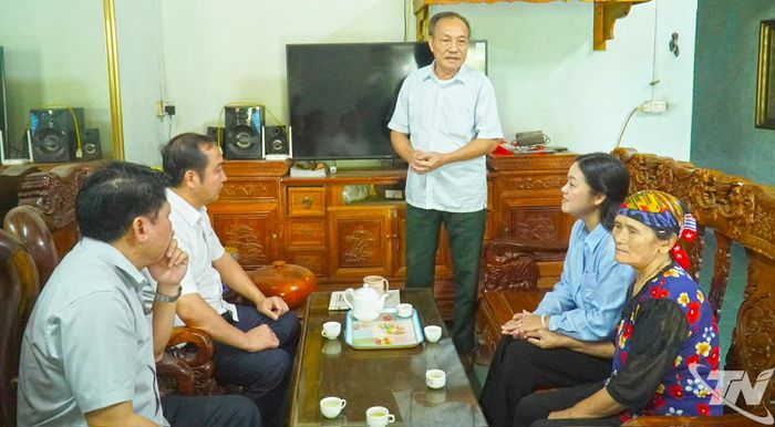 Đoàn công tác đến thăm gia đình ông Nguyễn Đình Vinh, người hoạt động kháng chiến bị nhiễm chất độc hóa học, ở xóm Phú Long, xã Vô Tranh.
