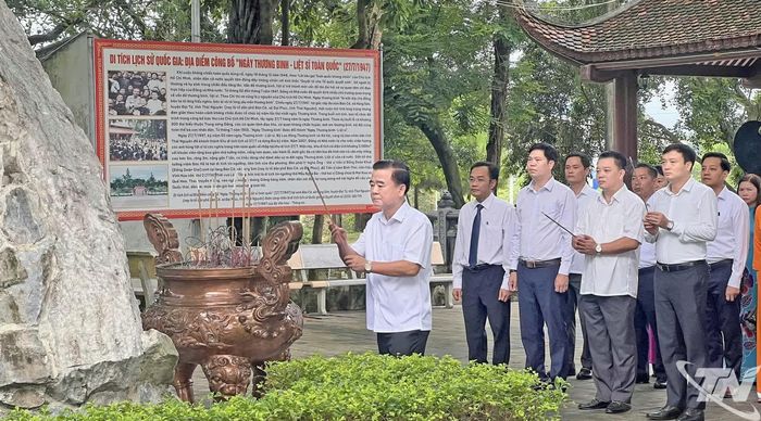 Đồng chí Đỗ Đức Công và Đoàn công tác dâng hương tại Khu di tích lịch sử Quốc gia 27/7.