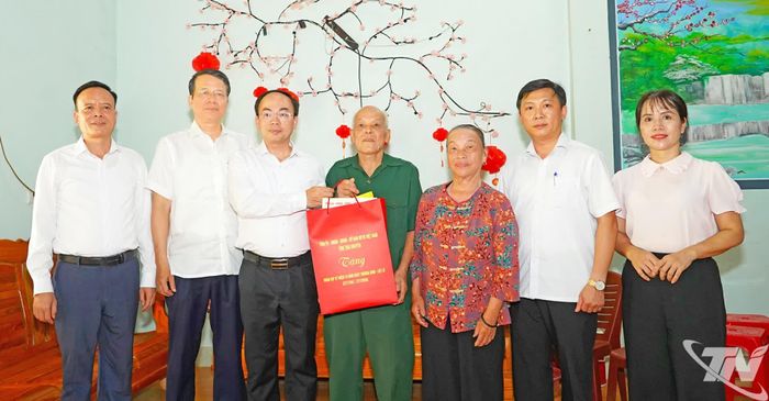 Đoàn thăm gia đình ông Ma Phúc Tịnh (sinh năm 1949), thương binh, trú tại xóm Thanh Định.