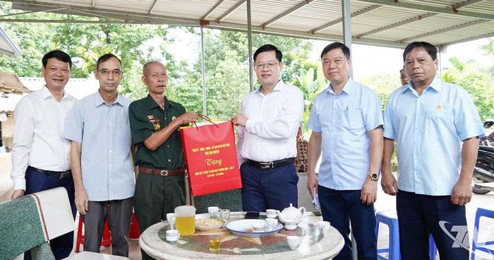 Đồng chí Phó Bí thư Tỉnh ủy, Chủ tịch Ủy ban MTTQ tỉnh Đinh Quang Tuyên tặng quà thương binh Lương Xuân Sóc, ở tổ dân phố 3, phường Quyết Thắng.