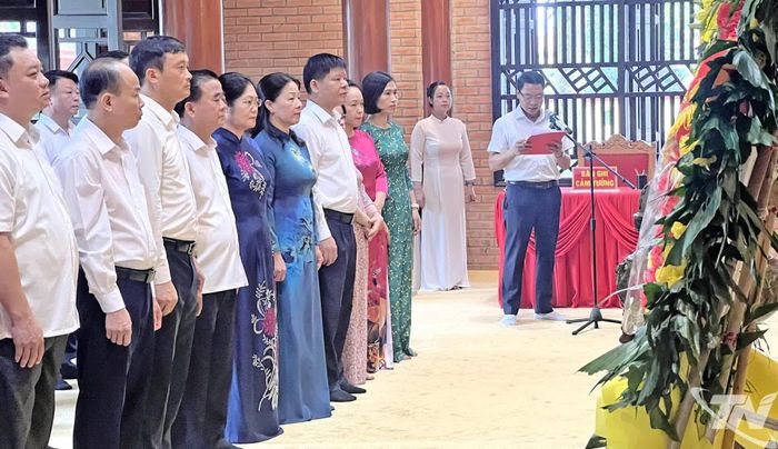 Đoàn cán bộ Khối thi đua các cơ quan Đảng và Mặt trận Tổ quốc tỉnh Thái Nguyên dâng hương tưởng niệm Chủ tịch Hồ Chí Minh và các Anh hùng liệt sĩ tại Khu di tích lịch sử Quốc gia 27/7.