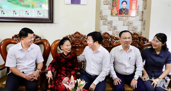 Đồng chí Bùi Văn Lương thăm hỏi bà Đàm Thị Minh, vợ Liệt sĩ Nguyễn Văn Diễn.
