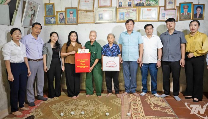 Đồng chí Trưởng Ban Tuyên giáo và Dân vận Tỉnh ủy tặng quà ông Hoàng Văn Son, thương binh, trú xóm Na Rang, xã Nghinh Tường.