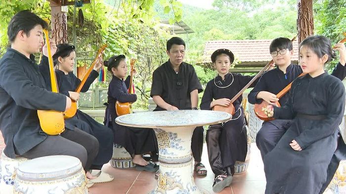 Nghệ nhân dân gian Văn Tiến Khởi luôn duy trì lớp học hát then đàn tính vào mỗi dịp hè.