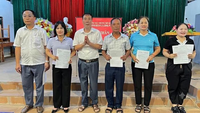 Ban lãnh đạo xóm Quáng Vuông ra mắt người dân.