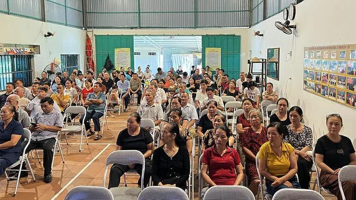 Đông đảo nhân dân xóm Quán Vuông dự cuộc họp đầu tiên sau khi sáp nhập.