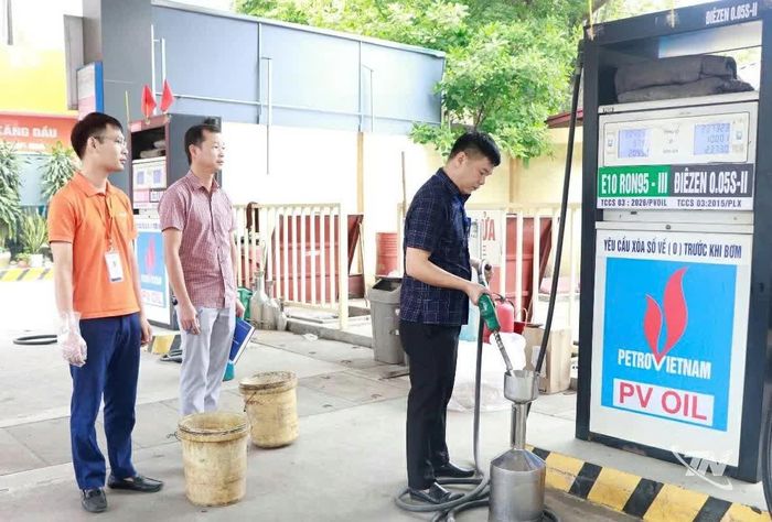 Cán bộ Sở Khoa học và Công nghệ kiểm tra sai số cột đo xăng sinh học E10 tại cửa hàng bán lẻ xăng dầu Công ty CP thương mại và du lịch Hà Lan.