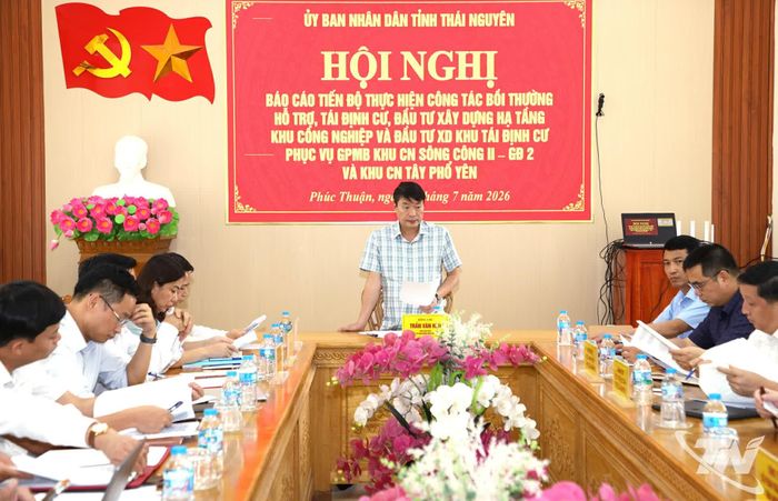 Đồng chí Phó Chủ tịch UBND tỉnh Trần Văn Hậu chủ trì cuộc họp.