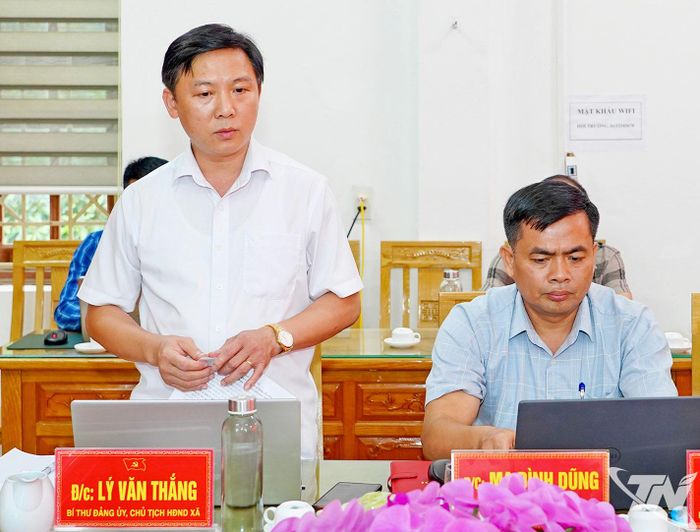 Lãnh đạo xã Bình Yên báo cáo tại buổi làm việc.