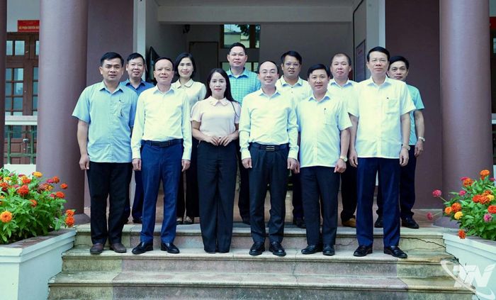 Đoàn công tác của tỉnh chụp ảnh lưu niệm với Đảng ủy xã Bình Yên.