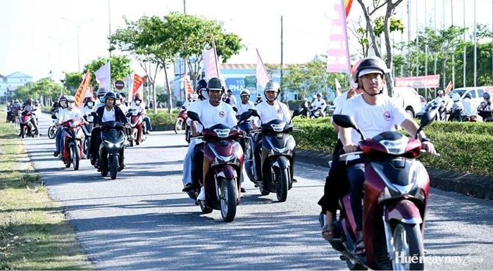 Cán bộ và Nhân dân xã Quảng Điền truyền thông phòng, chống tác hại thuốc lá.