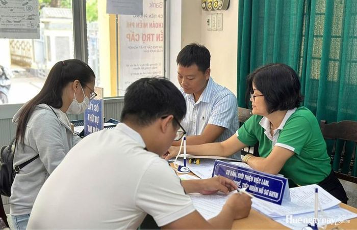 Lao động tìm hiểu chính sách việc làm tại sàn giao dịch việc làm.