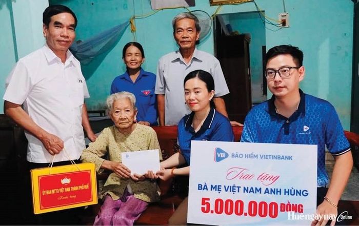 Đồng chí Dương Đình Luân (bìa trái), Phó Chủ tịch Ủy ban MTTQ Việt Nam thành phố thăm, tặng quà Mẹ Việt Nam Anh hùng nhân kỷ niệm 79 năm Ngày Thương binh - Liệt sĩ. Ảnh: Mặt trận thành phố