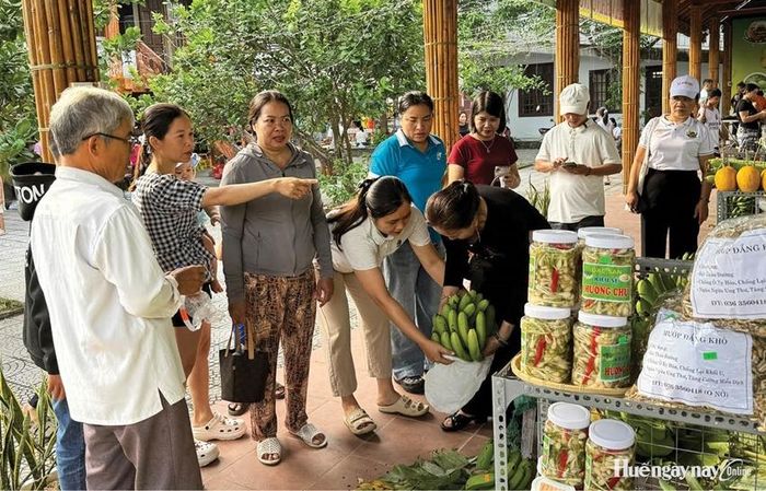 Du khách thích thú với nông sản của vùng cao Khe Tre.