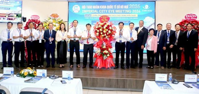 Lãnh đạo TP. Huế tặng hoa chúc mừng hội thảo