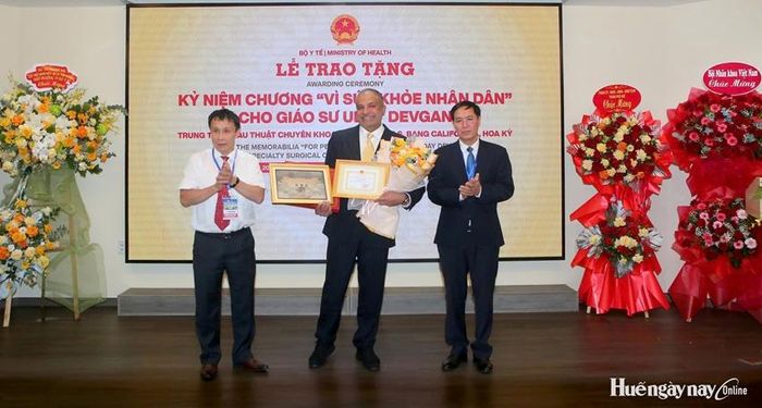 Bộ Y tế trao tặng Kỷ niệm chương "Vì sức khỏe Nhân dân" cho GS. Uday Devgan