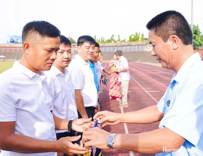 Phó Giám đốc Sở Văn hóa & Thể thao Bùi Thanh Dũng tặng cờ, động viên các đội tham dự