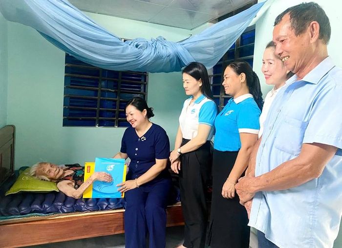 Hội LHPN thành phố thăm, tặng quà Bà mẹ Việt Nam anh hùng Trương Thị Nghĩ (xã Phú Hồ)