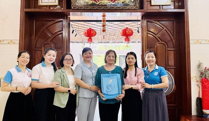 Hội LHPN thành phố thăm, tặng quà bà Chế Thị Mừng nữ chiến sĩ Tiểu đội 11 cô gái Sông Hương