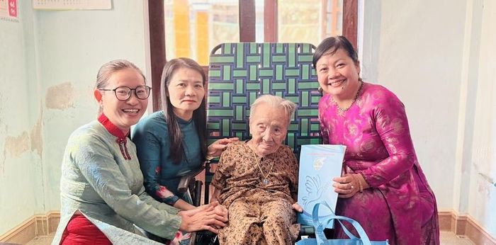 Hội LHPN thành phố thăm, tặng quà Bà mẹ Việt Nam anh hùng Đoàn Thị Vấn (xã Đan Điền)