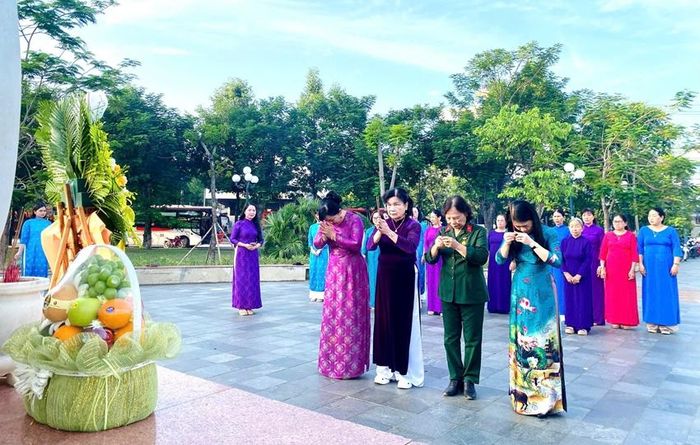 Hội LHPN thành phố dâng hoa, dâng hương tại Bia tưởng niệm các nữ anh hùng Tiểu đội 11 Cô gái Sông Hương