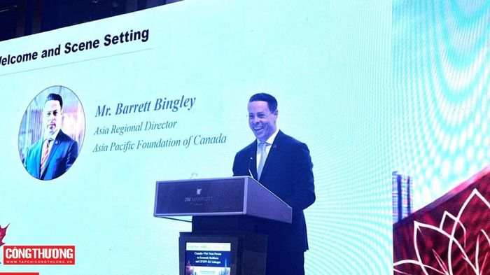 Ông Barrett Bingley, Giám đốc khu vực châu Á của Quỹ Châu Á Thái Bình Dương của Canada (APF Canada) phát biểu tại Diễn đàn.