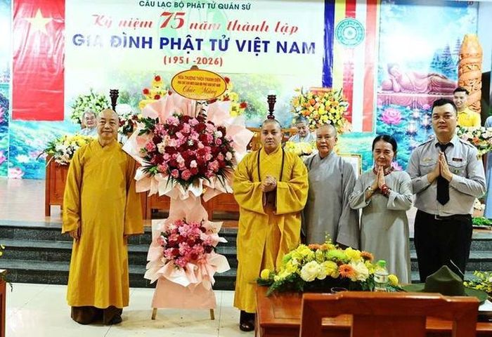 Hòa thượng Thích Thanh Huân tặng hoa chúc mừng