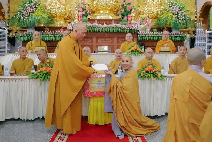 Đoàn thăm 14 đạo tràng an cư kiết hạ tại khu vực phía Đông