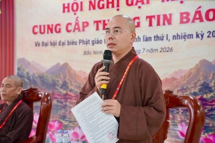 Thượng tọa Thích Thanh Sơn đại diện Ban Tổ chức giải đáp thắc mắc
