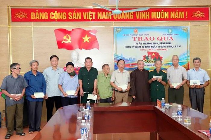 Trao tặng 20 phần quà nhân kỷ niệm 79 năm Ngày Thương binh - Liệt sĩ